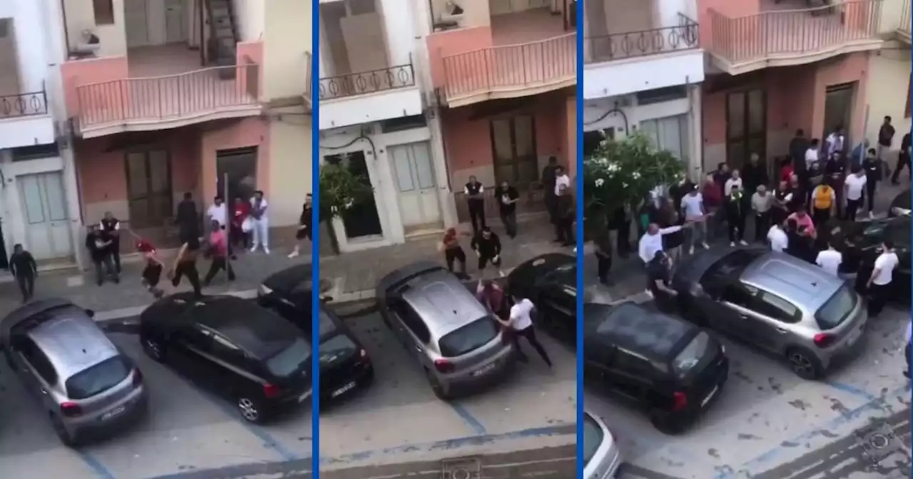 Video, Scoglitti: aggrediscono un tabaccaio e danneggiamo auto parcheggiate, fermati dai passanti