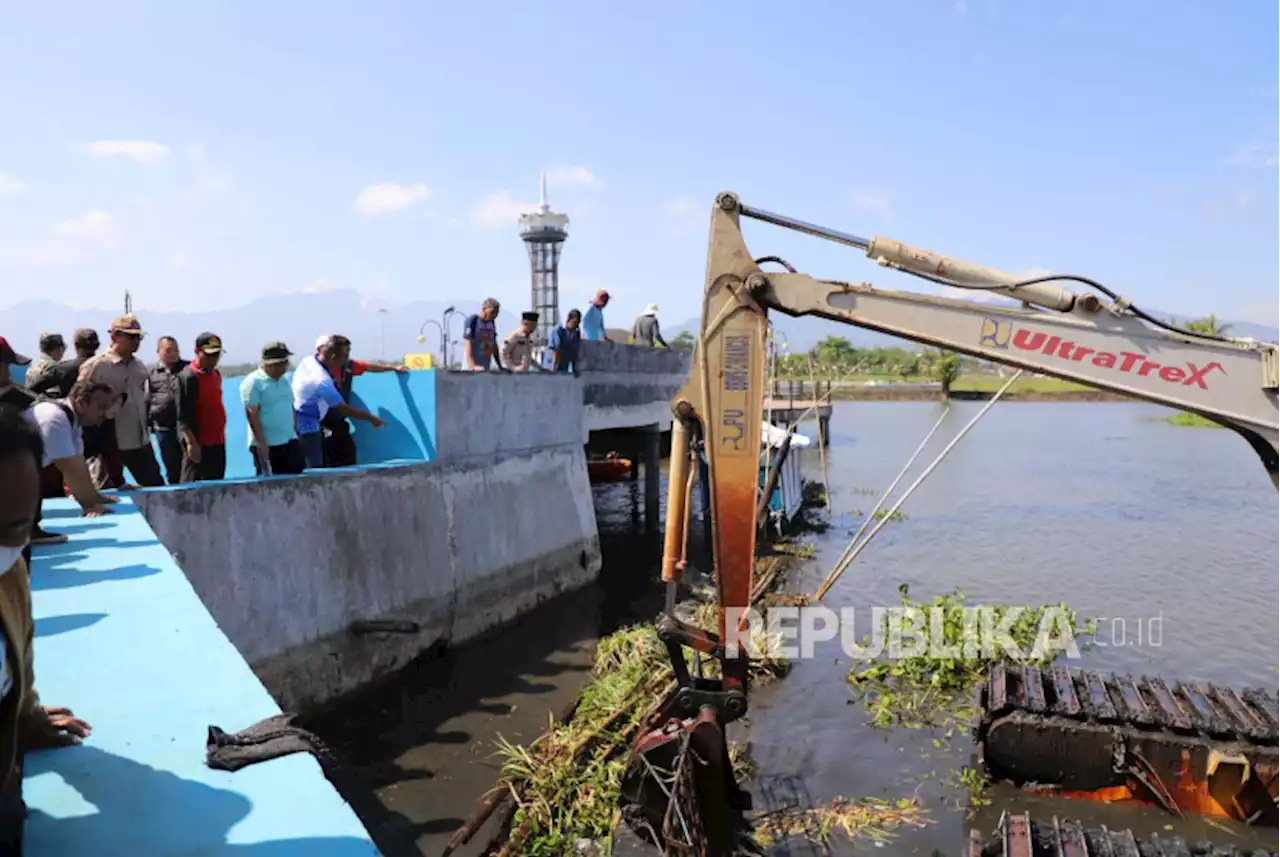 Bersihkan Eceng Gondok di Situ Bagendit Garut Disebut Butuh Waktu Lima Bulan  |Republika Online