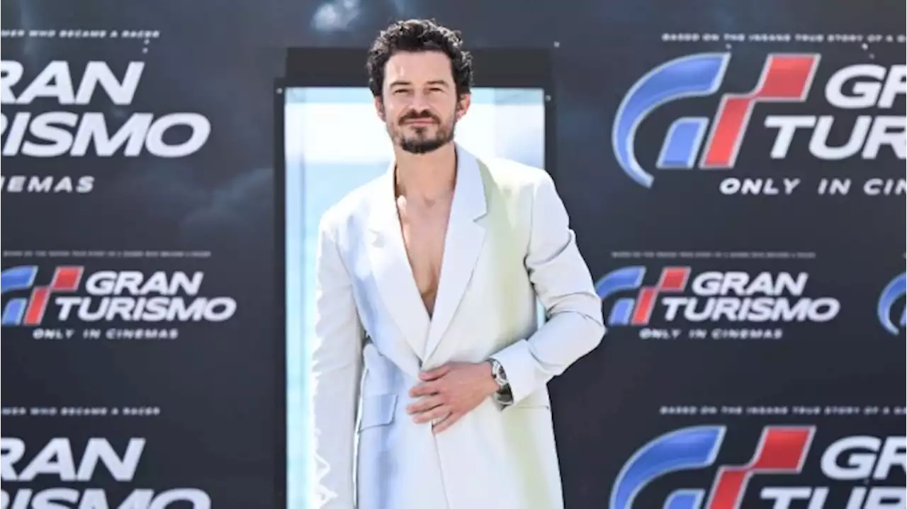 Orlando Bloom Wore a Paul Smith Gradient Suit to the ‘Gran Turismo’ Premiere at Cannes