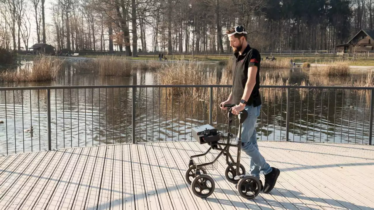 Un hombre parapléjico vuelve a caminar gracias a una interfaz activada por sus pensamientos