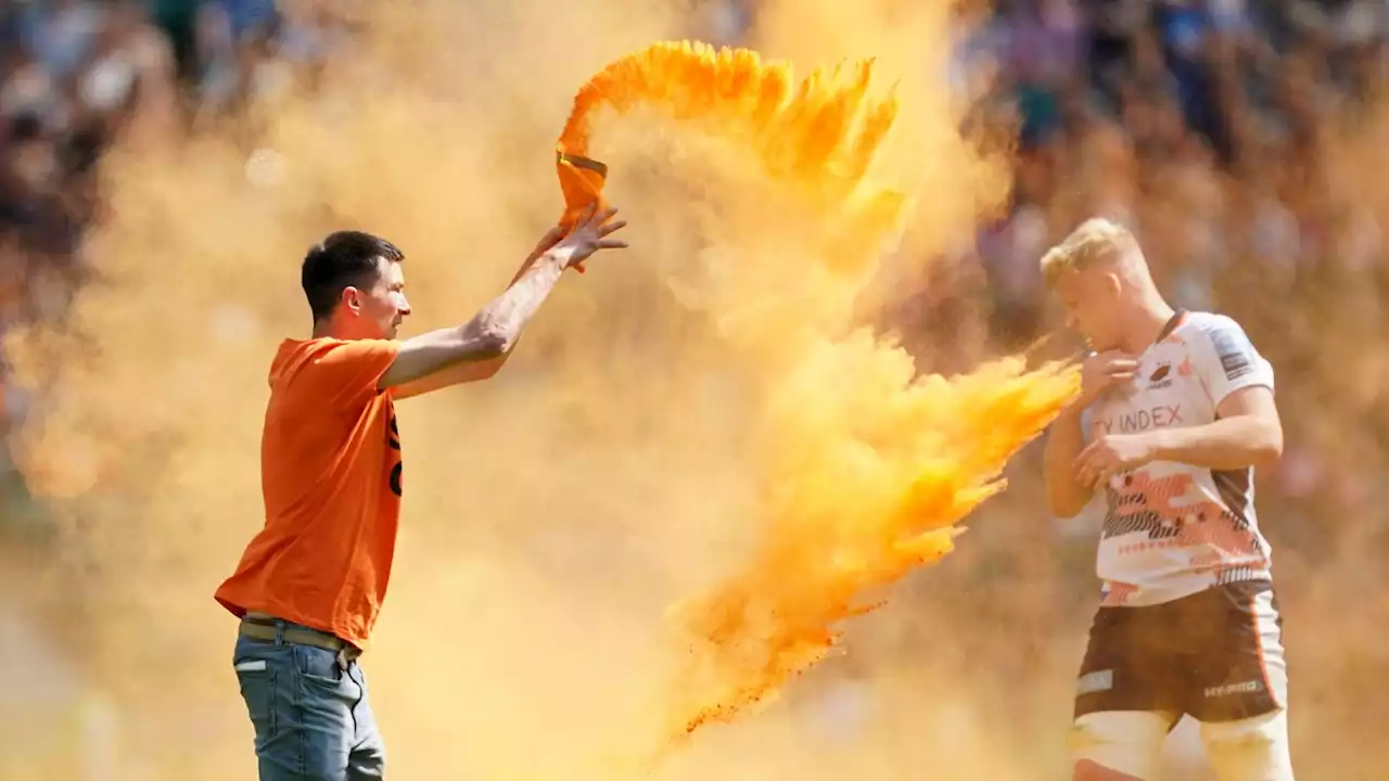 Just Stop Oil protesters invade pitch and throw orange powder at Twickenham rugby final