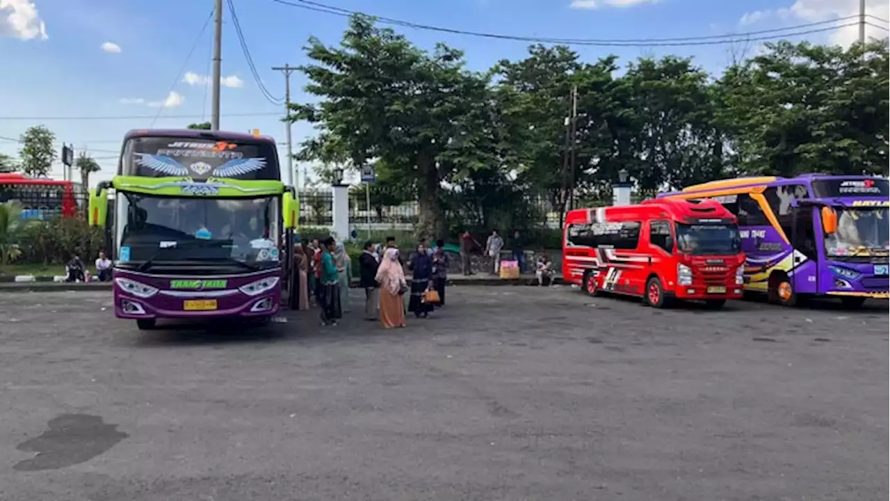 Antre Lama, Pengunjung Masjid Sheikh Zayed Keluhkan Shuttle Bus dari Tirtonadi