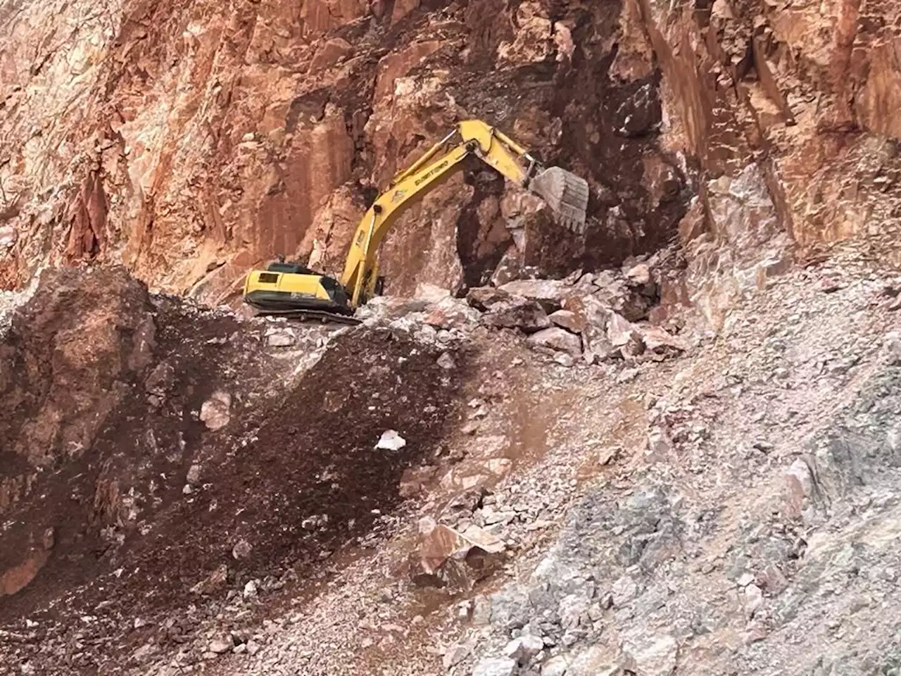 Boulder lands on excavator in Simpang Pulai quarry, kills driver