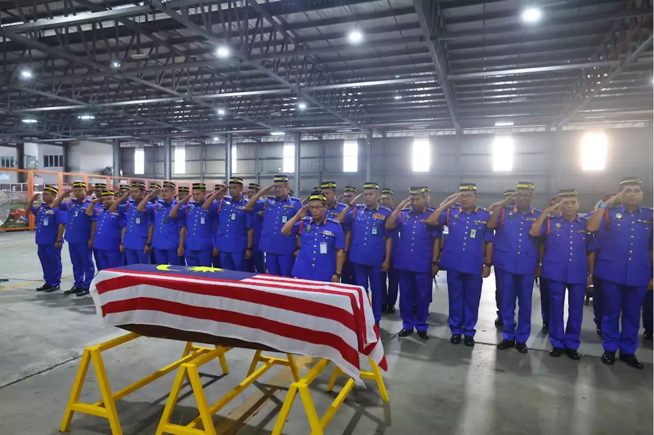 Mt Everest climber Awang Askandar to be buried beside mother's grave in Papar