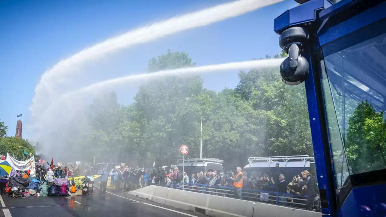 Straßenblockade in Den Haag: Polizei nimmt hunderte Klimaaktivisten fest