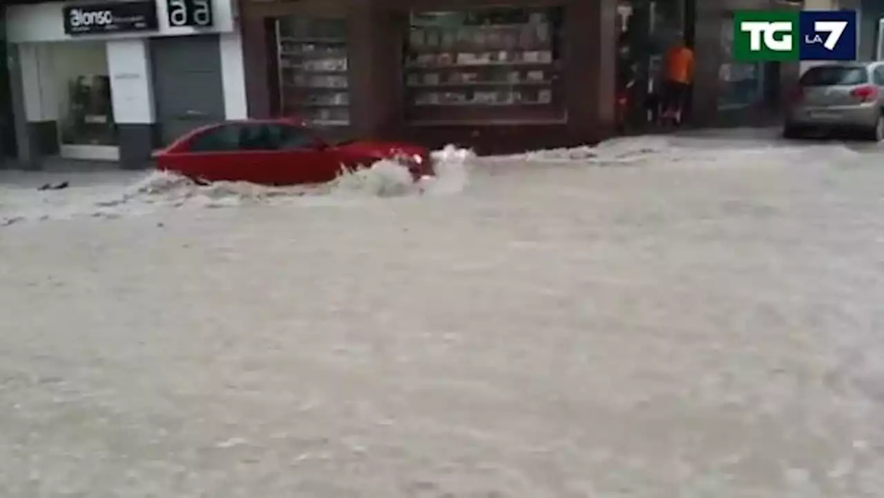 Alluvione in Spagna: l'auto trascinata via dalla furia dell'acqua