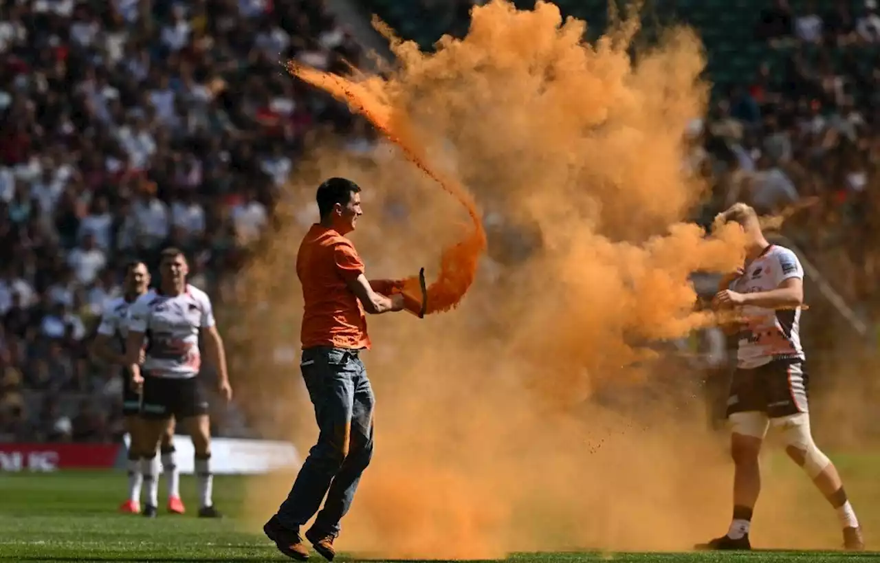 La finale de championnats anglais de rugby interrompue par des écolos