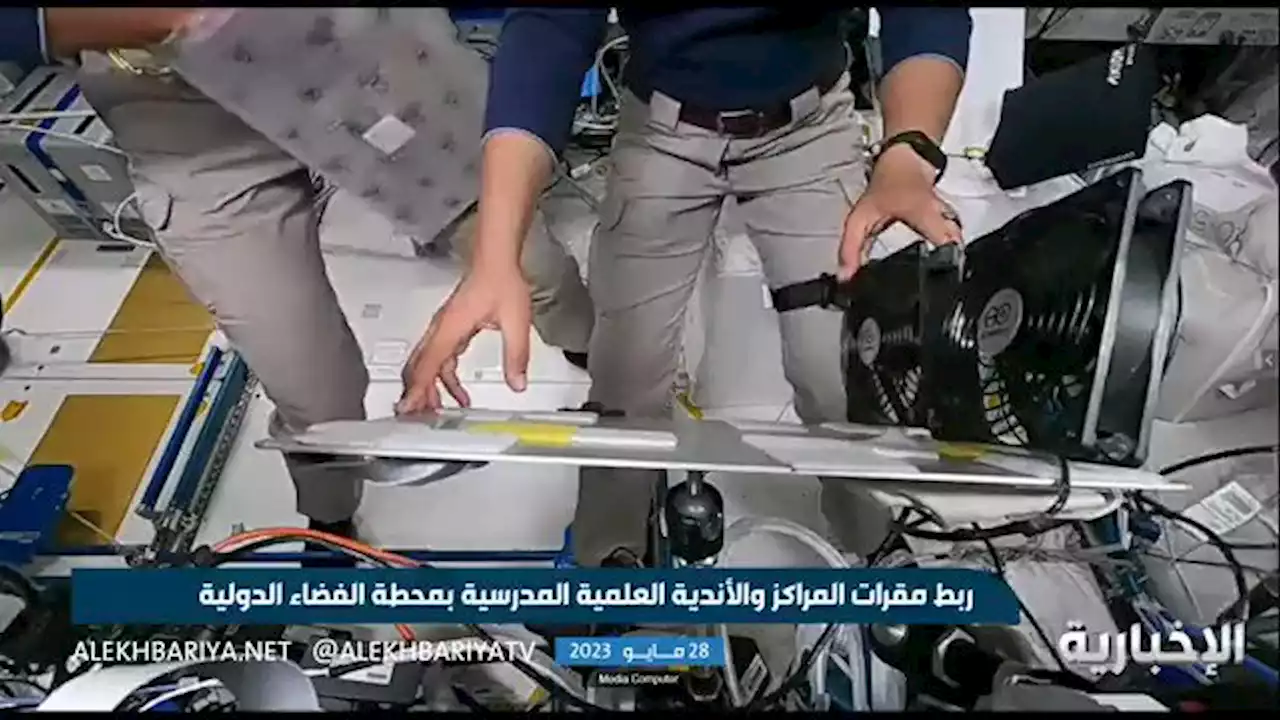 رائدا الفضاء والطلاب في تجربة تفاعلية عن الطائرة الورقية في الجاذبية الصغرى