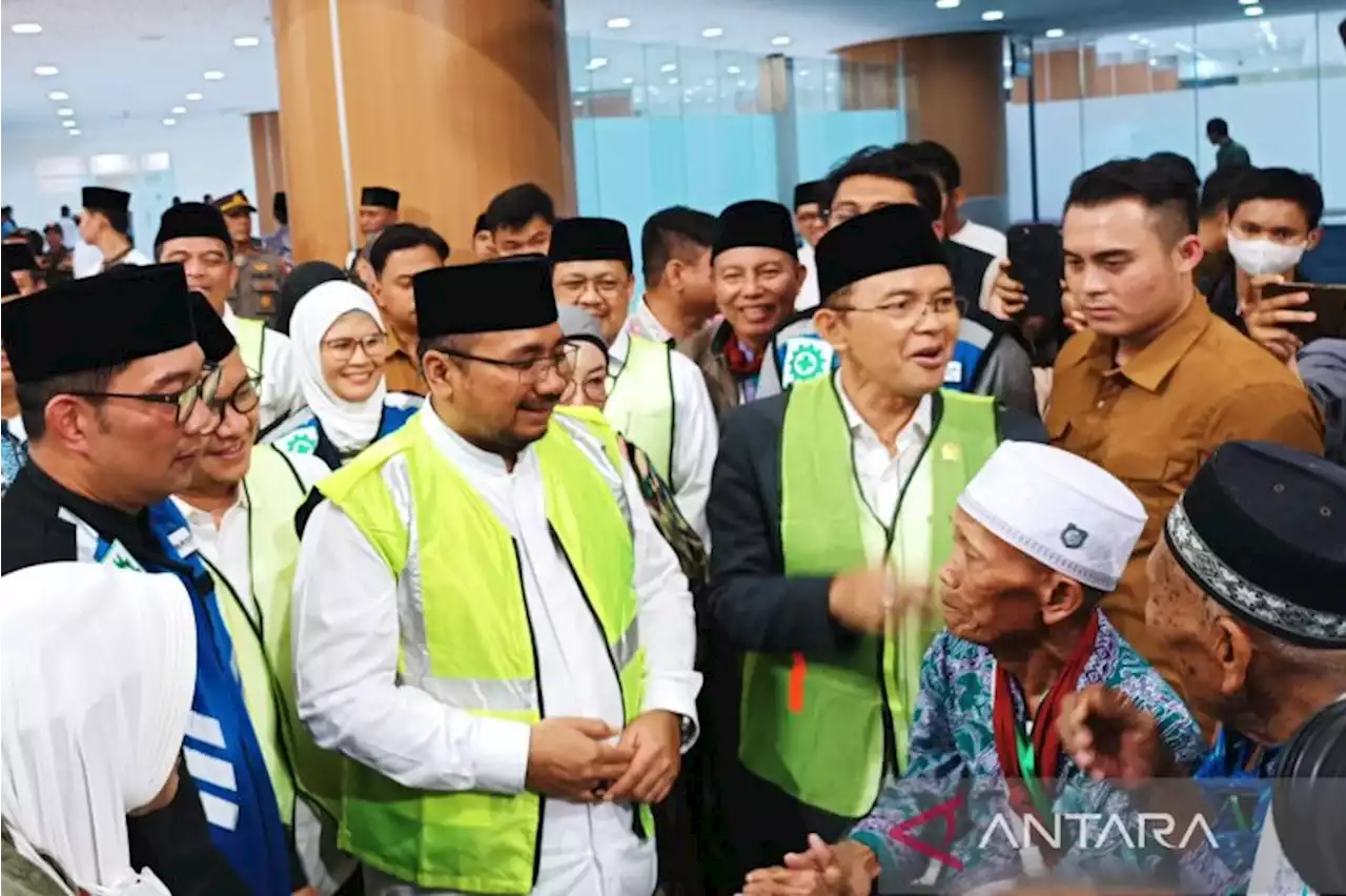 Menag Yaqut lepas penerbangan perdana calon haji di Bandara Kertajati