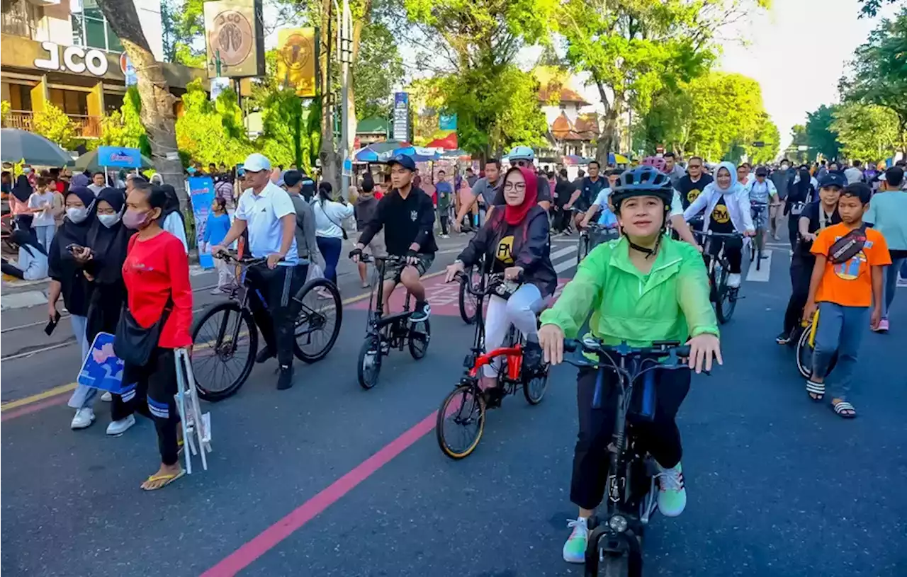 Gibran Temani Puan Bersepeda di CFD Solo