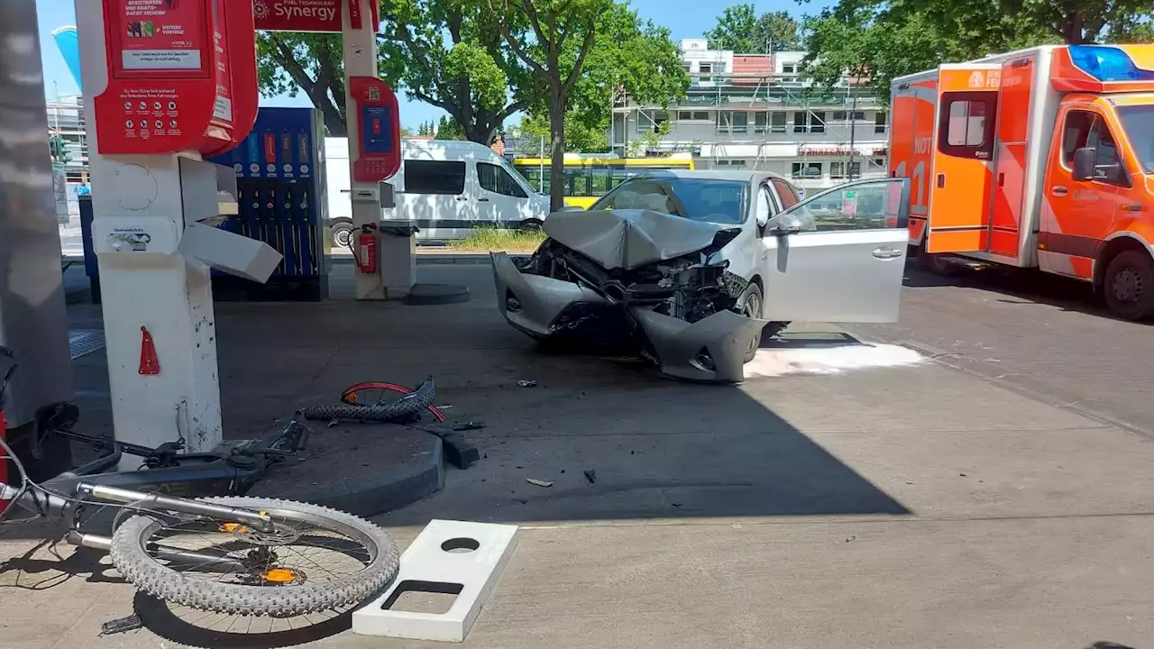 Auto erfasst Radfahrer und crasht in Tankstelle