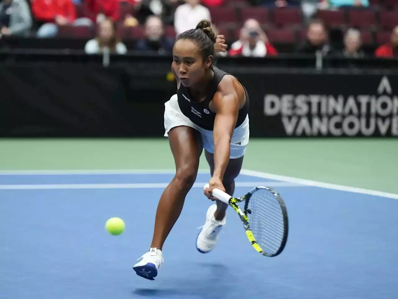 Canada's Leylah Fernandez beats Poland's Magda Linette in French Open first round