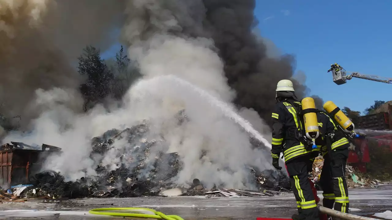 Feuer auf Entsorgungsbetrieb in Altencelle - Celler Feuerwehr im Großeinsatz