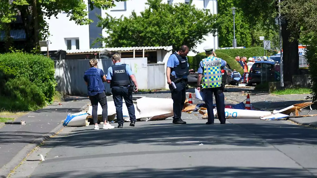 Segelflugzeug stürzt in Wohngebiet - Pilot tot