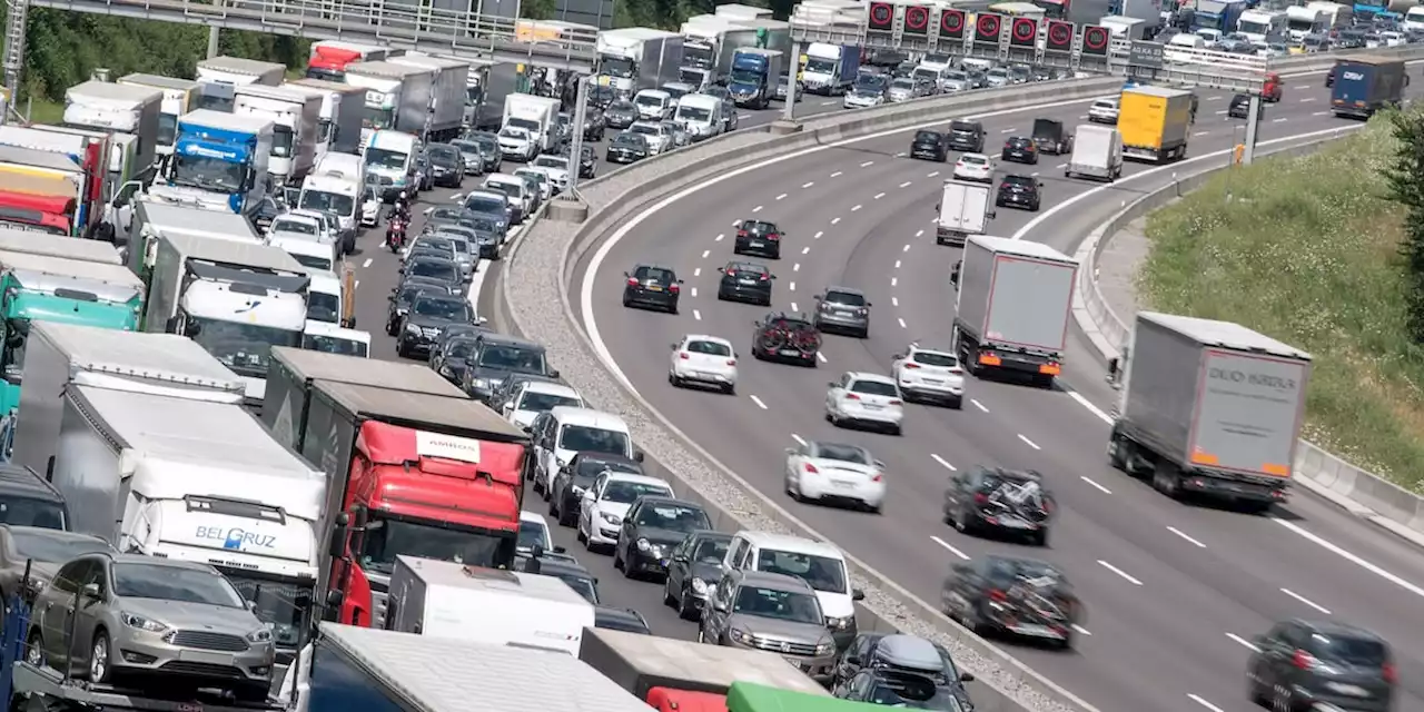 Hoher Reiseverkehr an Pfingsten: Sehr volle Straßen, Züge und Flughäfen erwartet