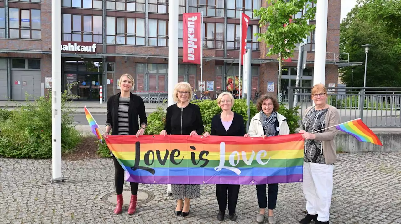 Teltow-Fläming: Regenbogenflagge vor dem Kreishaus