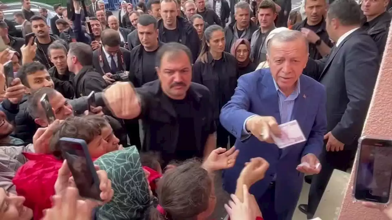 Candidato à reeleição, Erdogan cumpre tradição e distribui dinheiro após votar no 2º turno