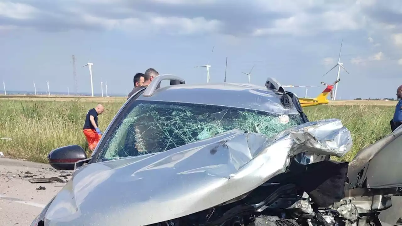 Incidente sulla Statale 90 tra Foggia e Troia, morta coppia di fidanzati e un'altra persona: erano in moto. Scontro con auto