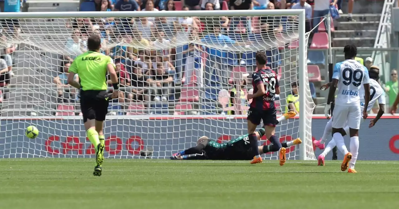 Video: el tremendo blooper del arquero del Bologna para el gol del Napoli