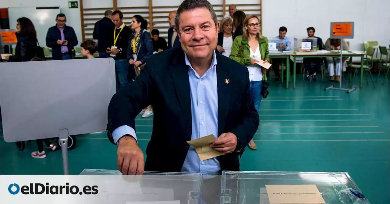 Emiliano García-Page se olvida la cartera con el DNI cuando acude a votar