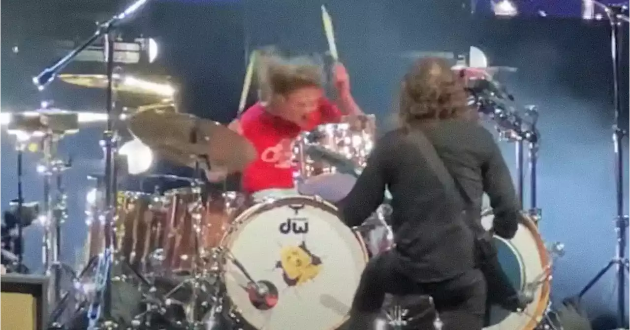 Foo Fighters tocam com filho de Taylor Hawkins: veja o vídeo