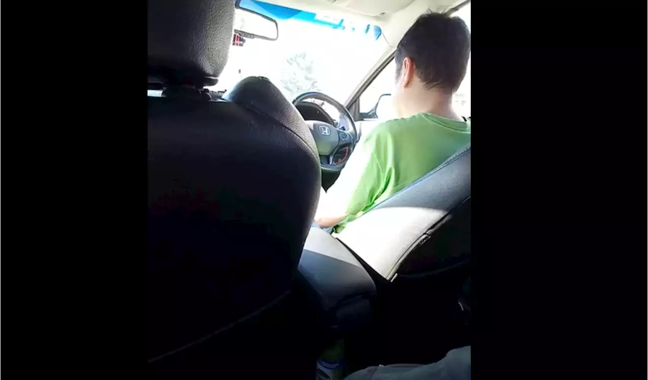 Passenger films her Grab driver texting while driving, netizens encourage her to report him - Singapore News