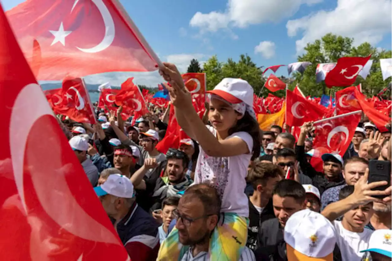 Erdogan positioned to extend rule in Turkey runoff election