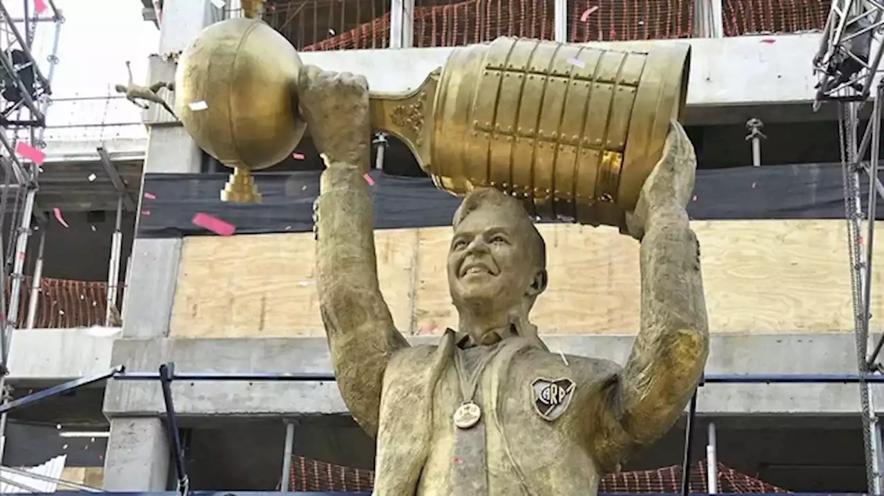 ¿Qué tiene adentro la estatua de Gallardo en el Monumental?