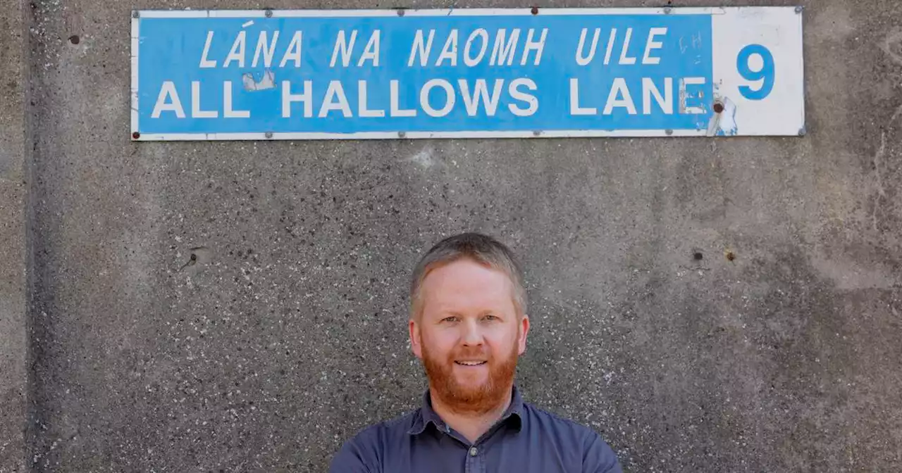 Why are there different versions of Irish place names on some Dublin street signs?