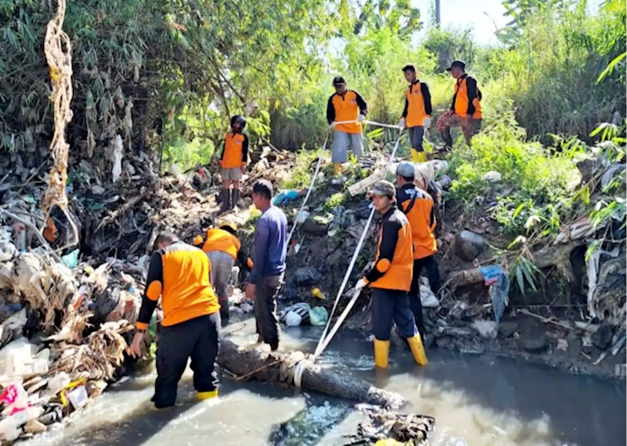 Antisipasi Banjir di Desa Sroyo, Relawan Gabungan Bersama TNI Polri Bersihkan Sungai