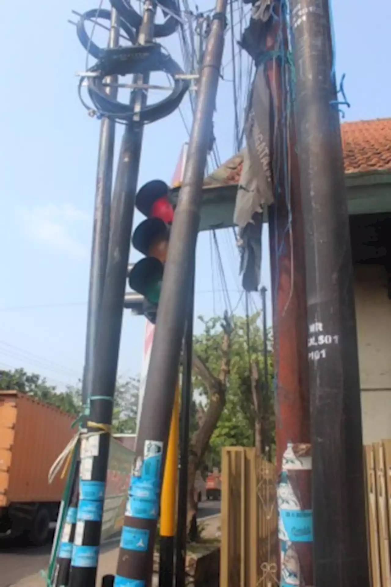 Tiang Provider Menjamur Tak Teratur di Jombang, Sampai Menutup Lampu TL