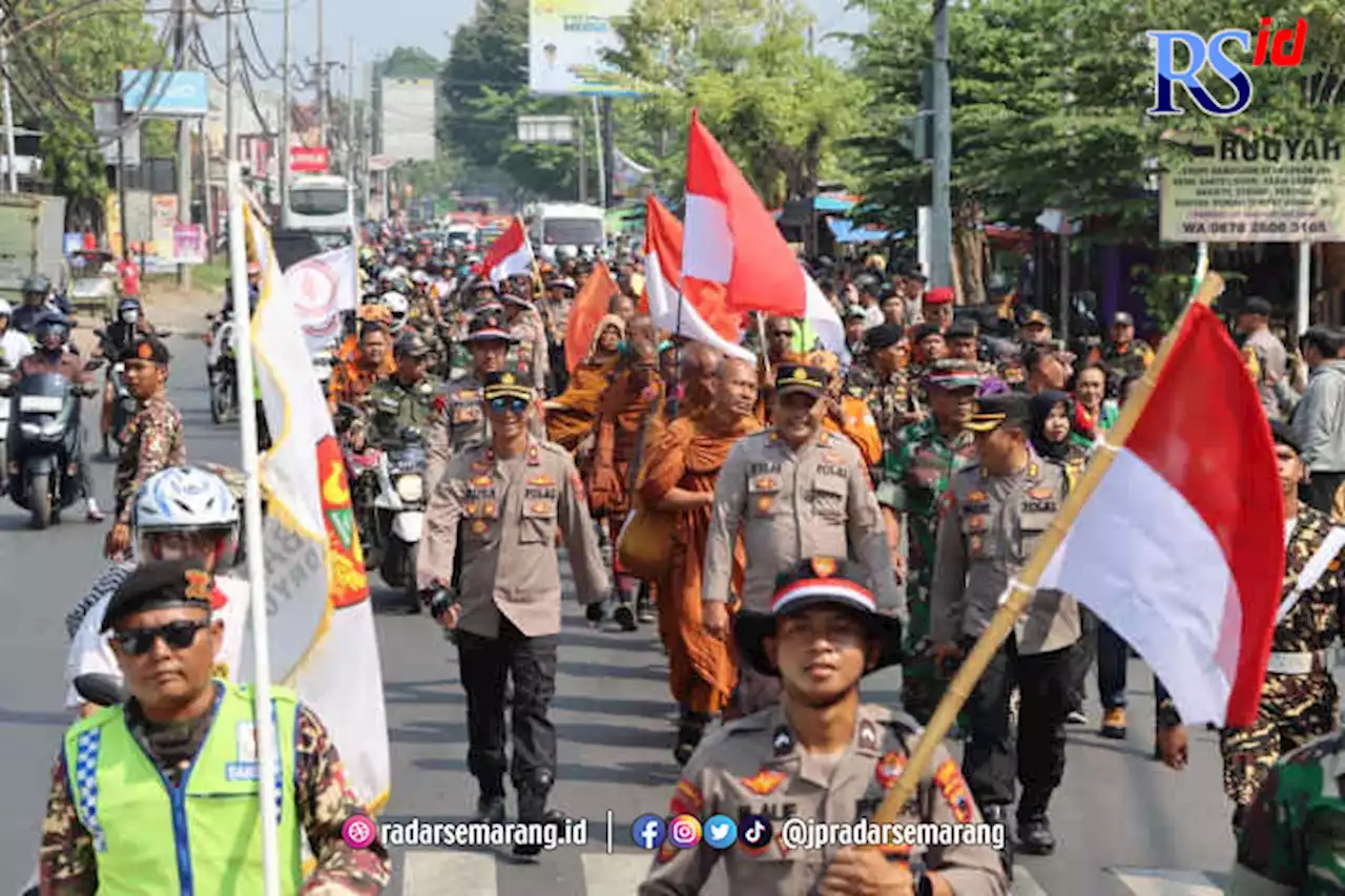 Tiba di Weleri, 32 Biksu Thudong Disambut Meriah Bak Karnaval