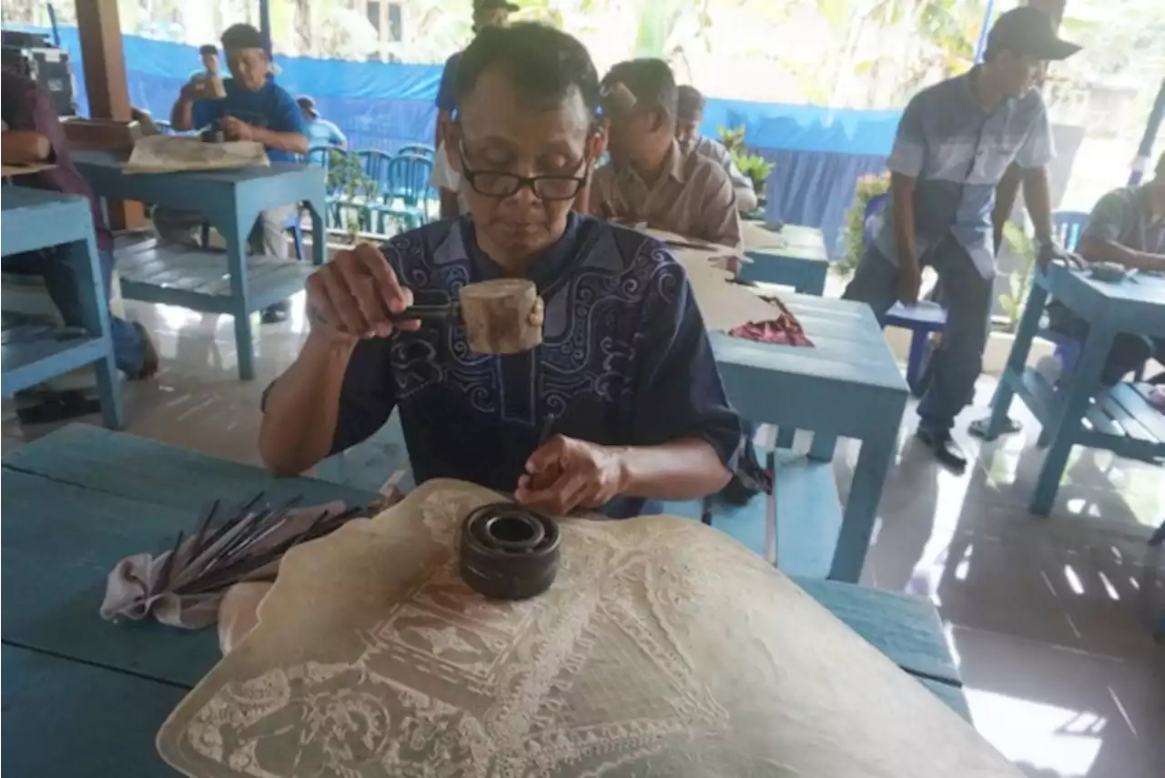 Wisata Budaya di Desa Sidowarno, Wonosari, Klaten: Asyiknya Belajar Membuat Wayang Kulit