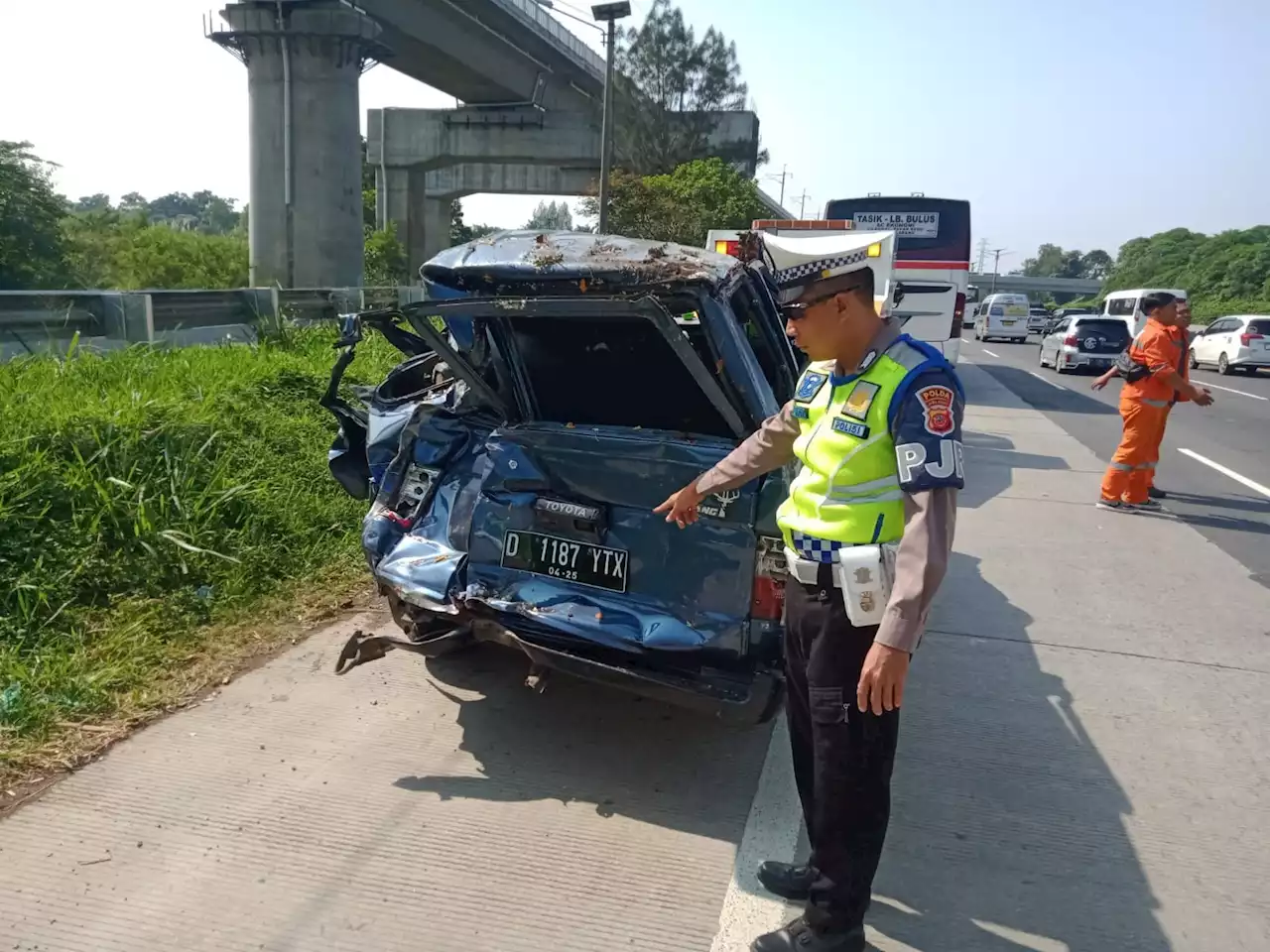 Dihantam Bus Primajasa, Mobil Kijang Terbalik di Exit Tol Kopo Bandung, 1 Orang Tewas