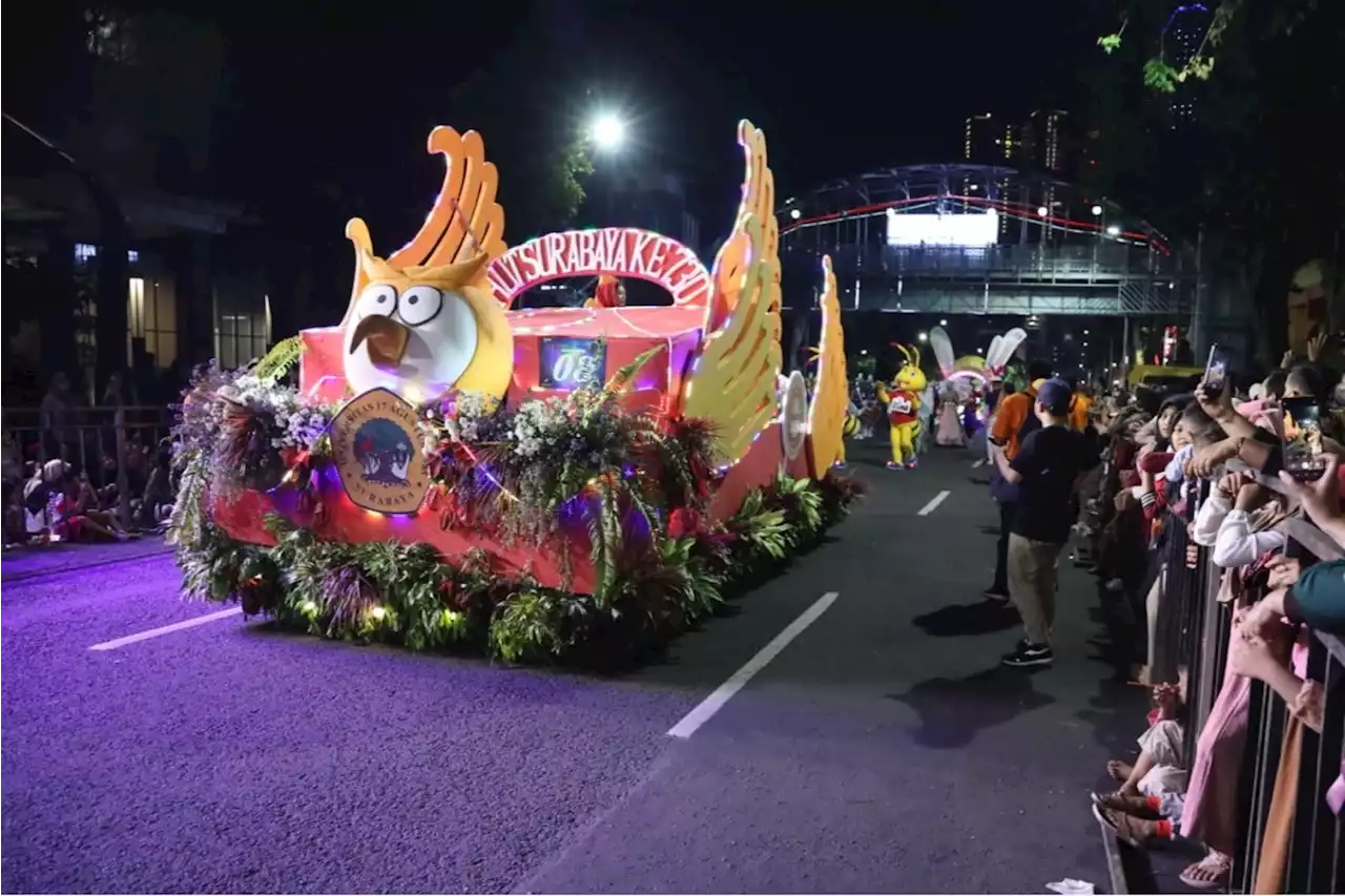 Ramaikan Parade Bunga dan Budaya, Untag Surabaya Pamerkan Maskot Owl