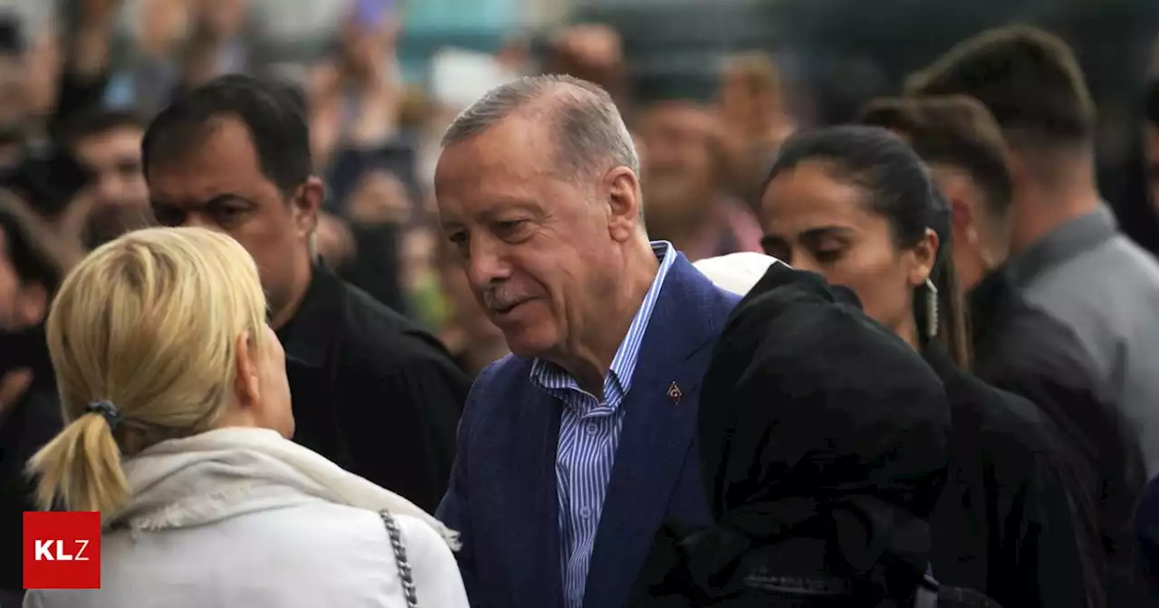 Videos im Netz: Erdogan soll Geld vor Wahllokal verteilt haben