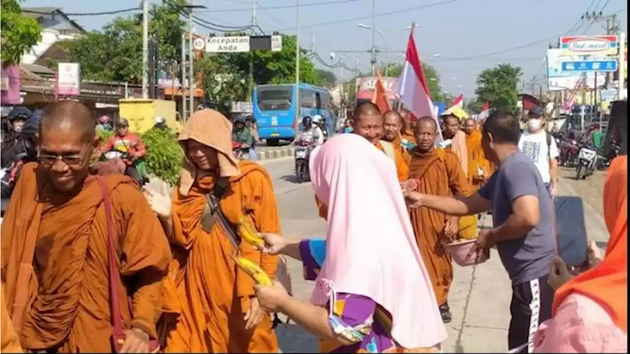 Potret Toleransi Warga Semarang Sambut Biksu Thudong, Rela Menunggu 2 Jam di Pinggir Jalan