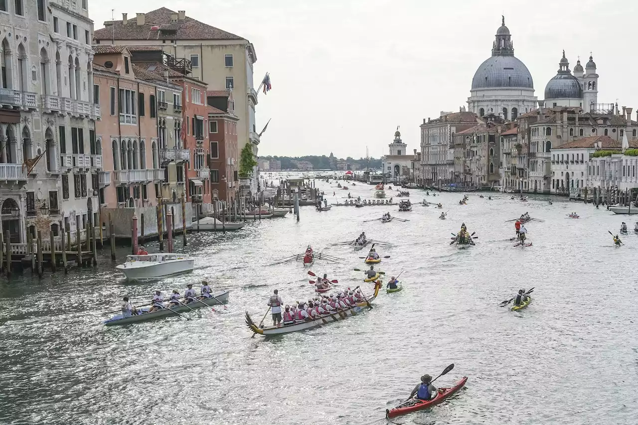 Alarma en Venecia: las aguas del Gran Canal se tiñen de verde fluorescente sin causa aparente