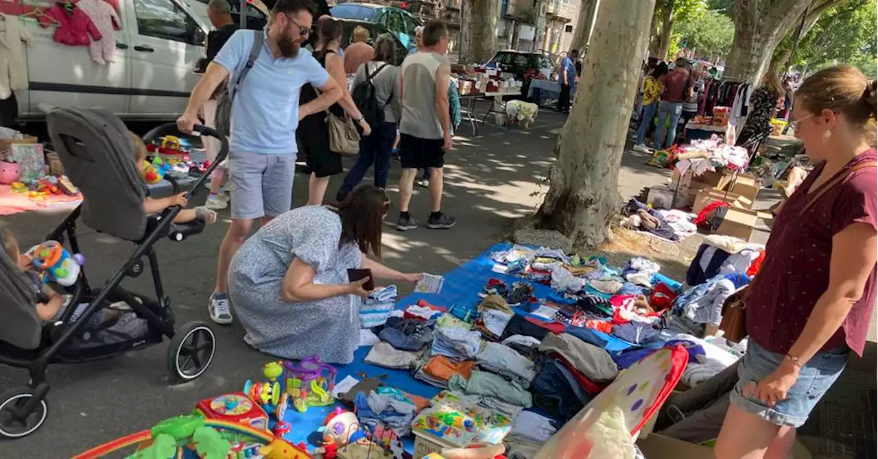 Carpentras : affluence sur le vide-greniers sur fond de crise économique