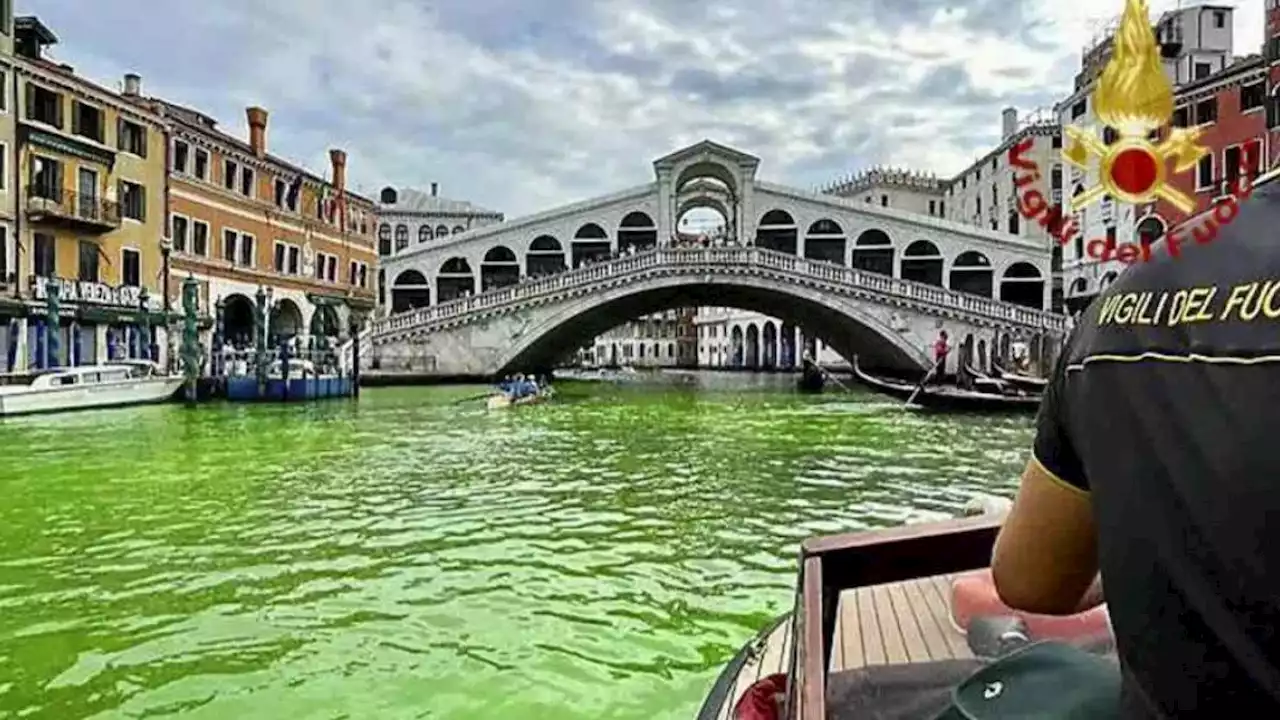 Aparecen aguas de Venecia pintadas de verde… pero desconocen el origen