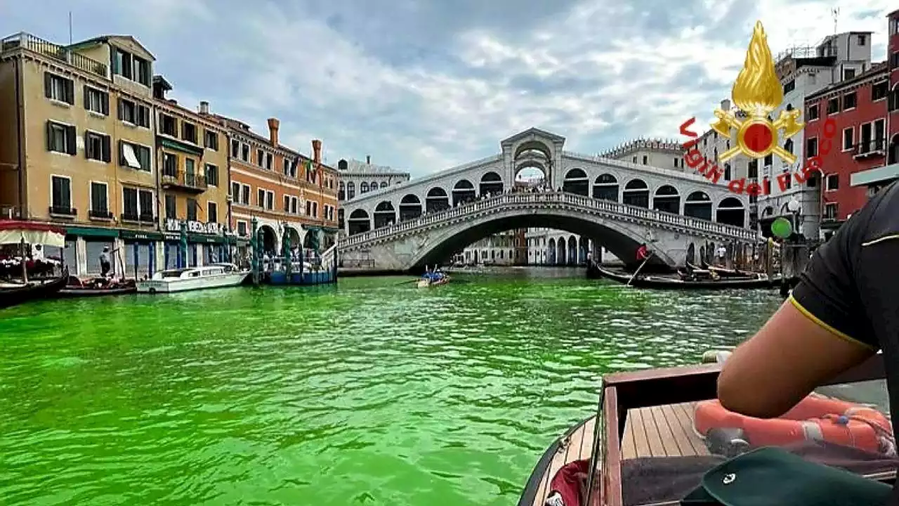 Venezia, acqua verde fluo nel Canal Grande: ecco la nuova protesta degli ambientalisti