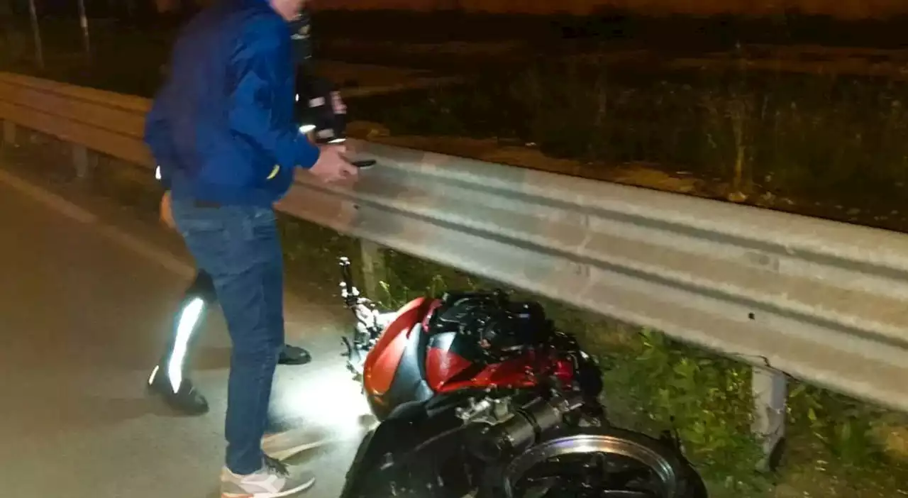 Incidente tra moto e due auto: muore centauro di 35 anni, ferita gravemente una donna