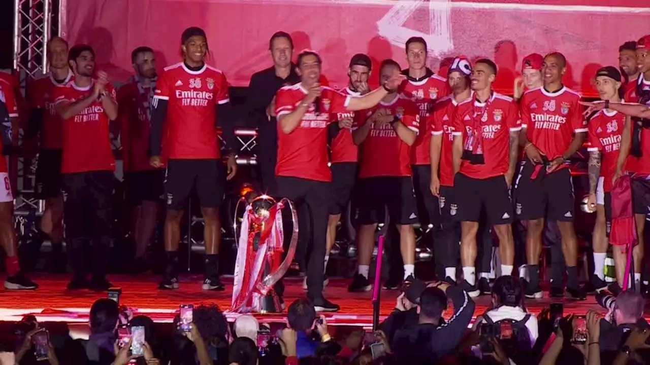 Rui Costa discursa no Marquês e acaba a cantar «Eu amo o Benfica»