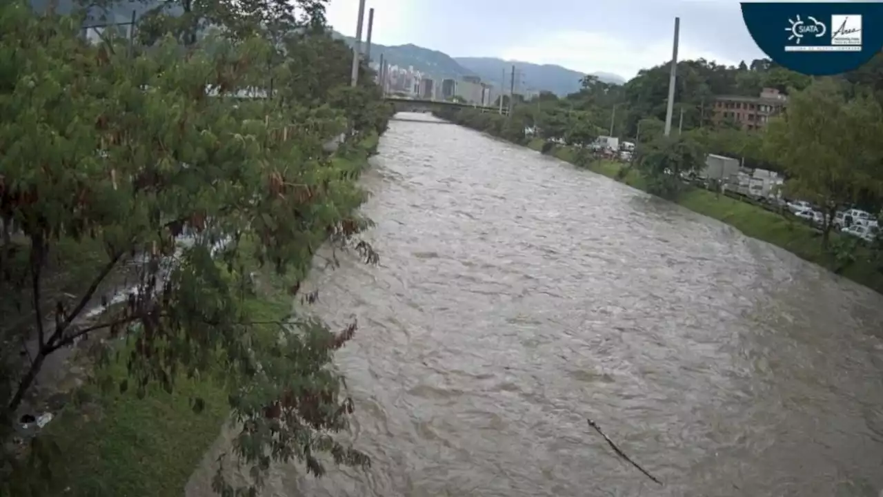 ¡Alerta roja!: el río Medellín está a punto de desbordarse por el puente de la 33