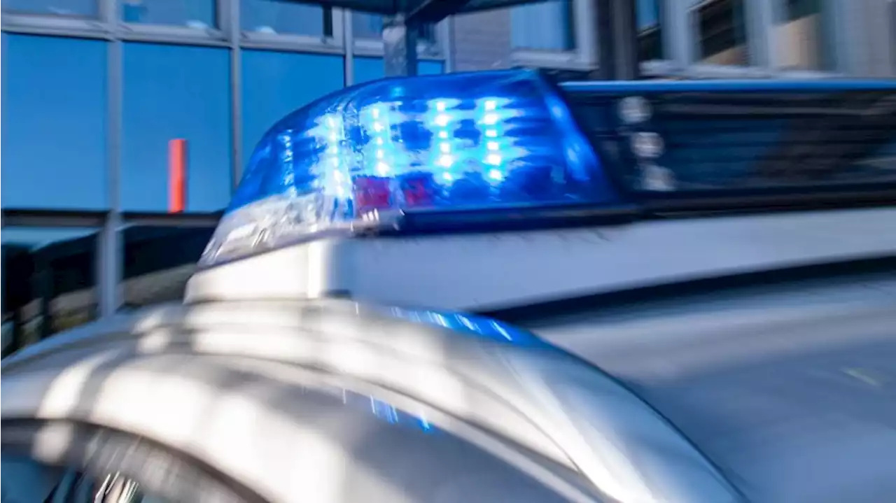 19-Jähriger liegt tot auf Zug: Ermittlungen