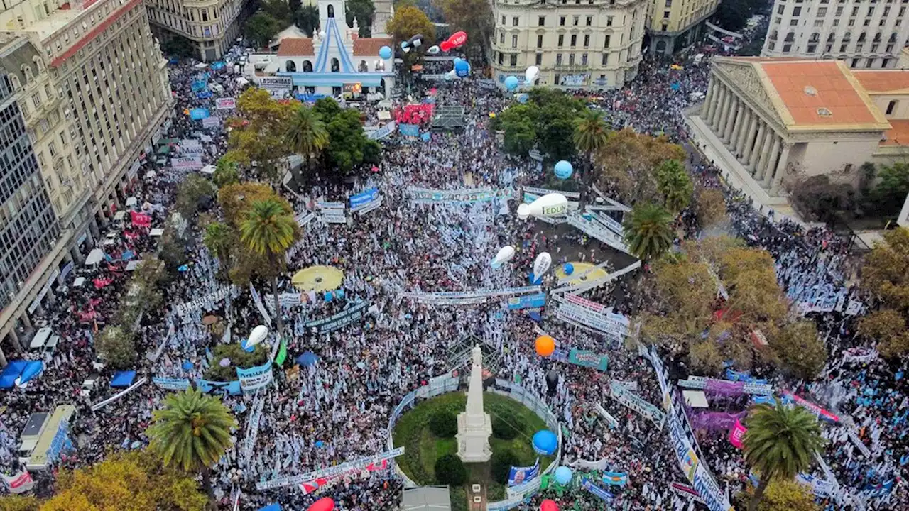 La convocatoria masiva, la necesidad de sumar | La Plaza colmada, participación e identidad