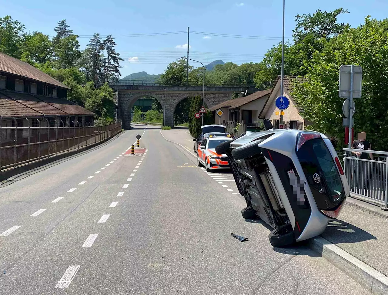 Stadt Olten SO: Toyota kippt nach Kollision auf Seite