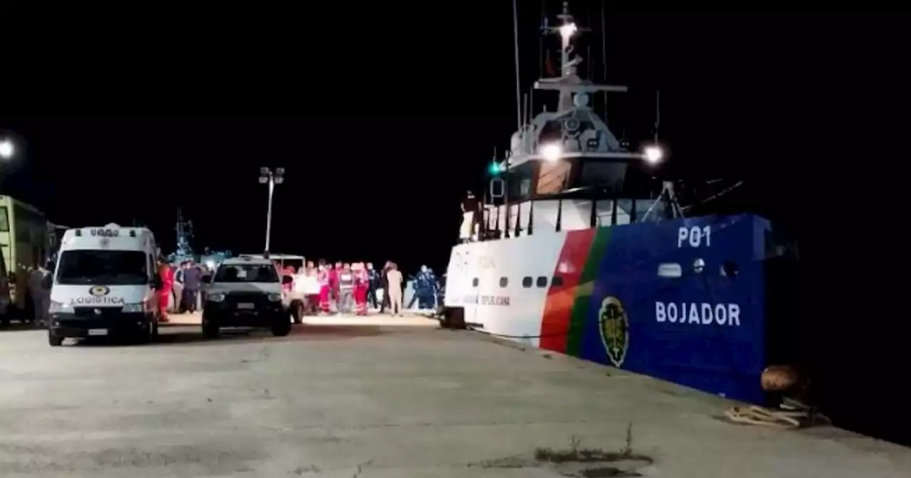 Migranti, in 151 sbarcano a Crotone: tra loro 34 minori. Arrivi anche a Lampedusa