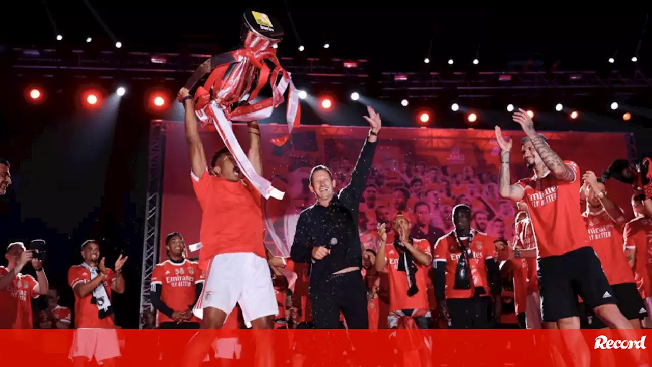 Neres não esqueceu Otávio e Pote na festa do título do Benfica: «Chupa, chora bebé»