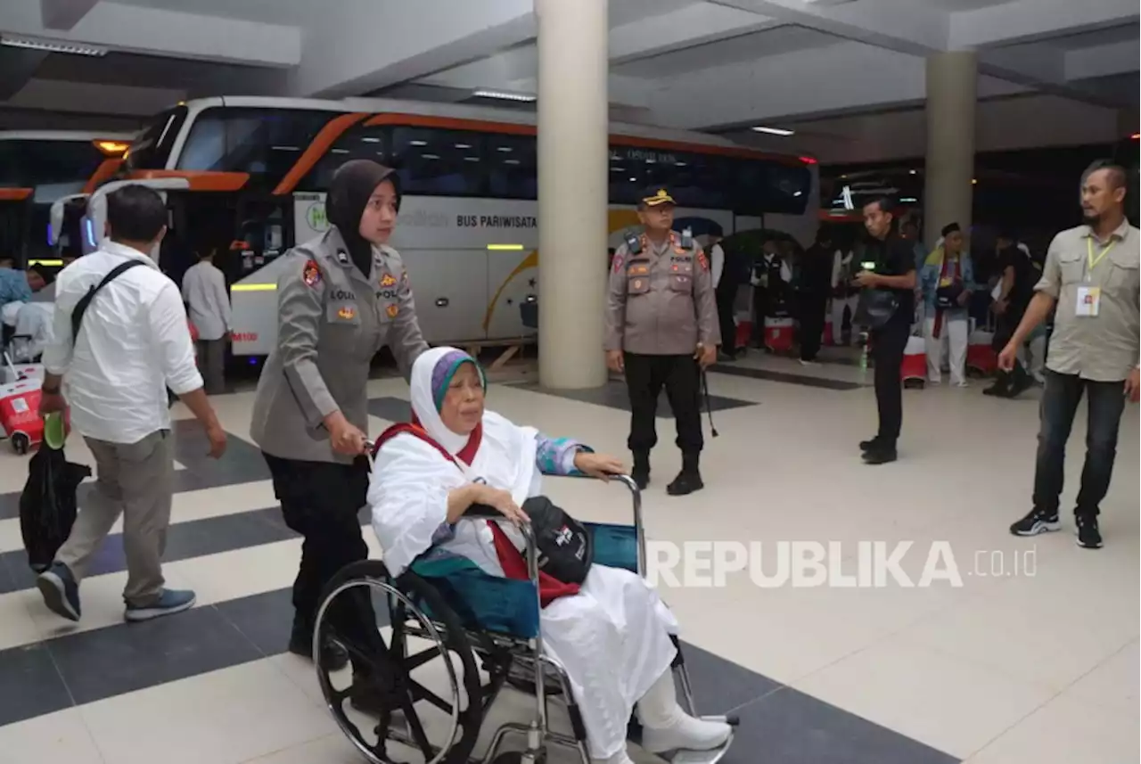 Polres Indramayu Sambut Calhaj dan Jaga Keamanan Asrama Haji |Republika Online